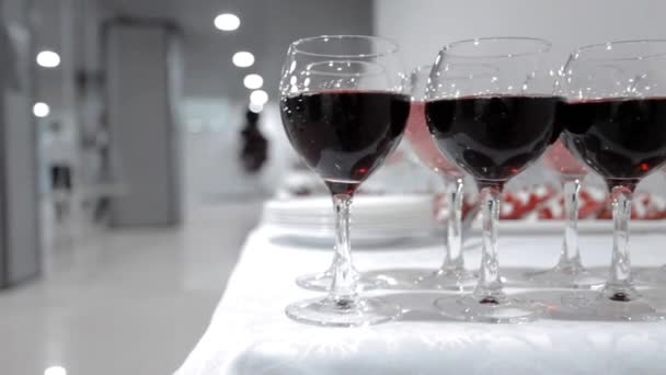 Copos de vinho tinto em uma festa — Vídeo de Stock