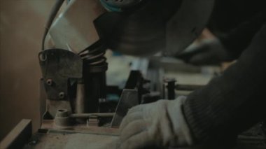 adam bir fabrikada çalışıyor