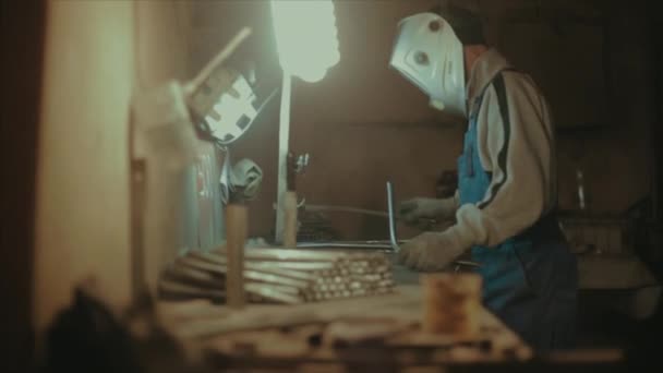 De man werkt in een fabriek — Stockvideo