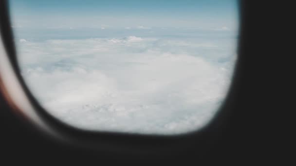 Wolken gezien door het raam van jet vliegtuig. Vliegtuig vliegt boven het weer — Stockvideo