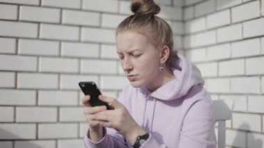 Cep telefonundan yazarak. Kız cep telefonunda mesaj yazma