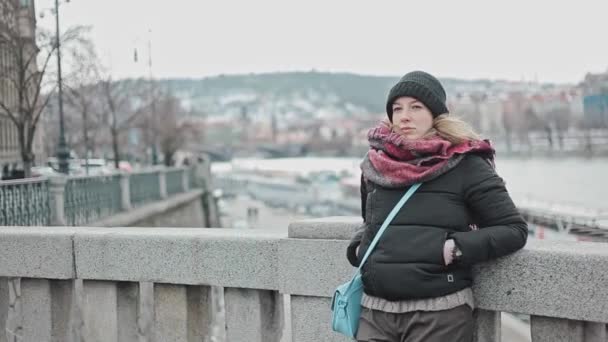 A garota séria na ponte à espera olha para o relógio e sai — Vídeo de Stock