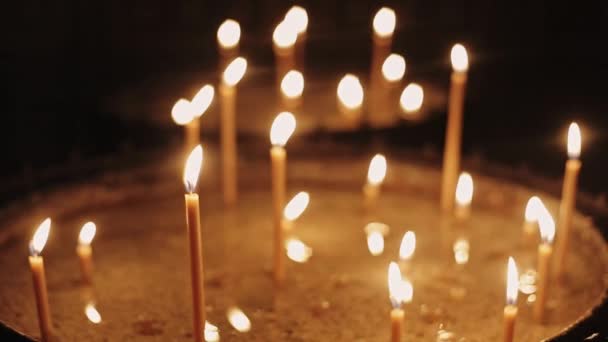 Brennende Kerzen vor dem Altar in der Kirche — Stockvideo