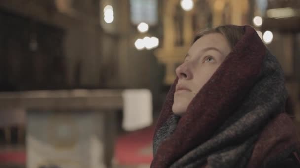 Joven turista religiosa caminando en la iglesia católica. Catedral Europea: en el interior del lugar santo . — Vídeos de Stock