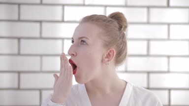 Genç güzel sarışın kız kırmızı dudaklı beyaz arka plan üzerinde şok. Kadın duygular gösterir