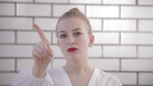 Winkender Finger zur Ablehnung, nein von einer Frau vor weißem Hintergrund — Stockvideo