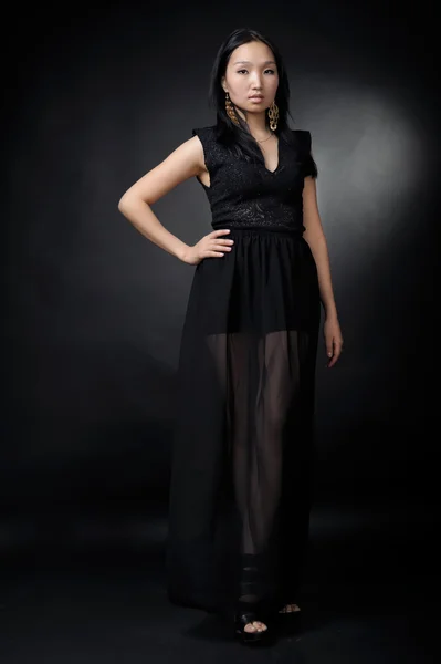 Asiatisk kvinna i svart klänning — Stockfoto
