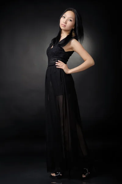 Азиатка в черном платье — стоковое фото