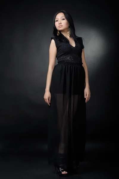 Femme asiatique en robe noire — Photo