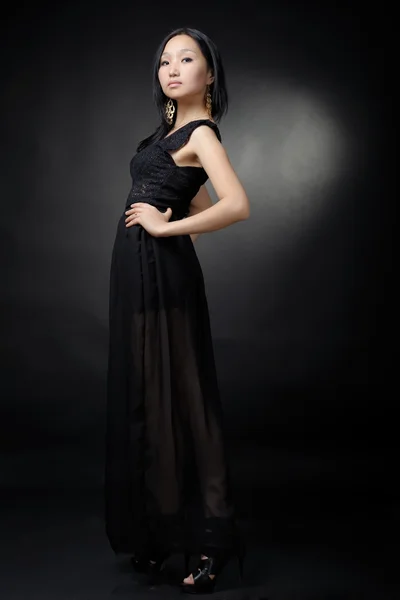 Aziatische vrouw in zwarte jurk — Stockfoto
