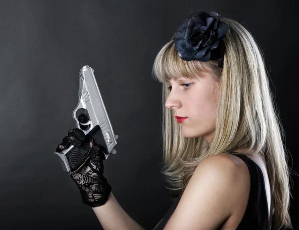 Гангстерська блондинка з пістолетом — стокове фото