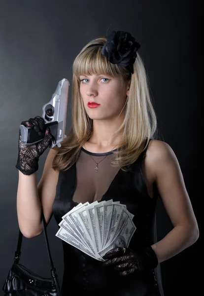Gangsterfrau im Studio — Stockfoto