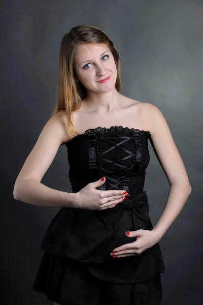 Mädchen im schwarzen Kleid — Stockfoto