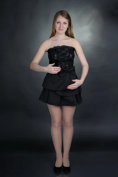 Mädchen im schwarzen Kleid — Stockfoto