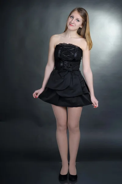 Chica en vestido negro — Foto de Stock