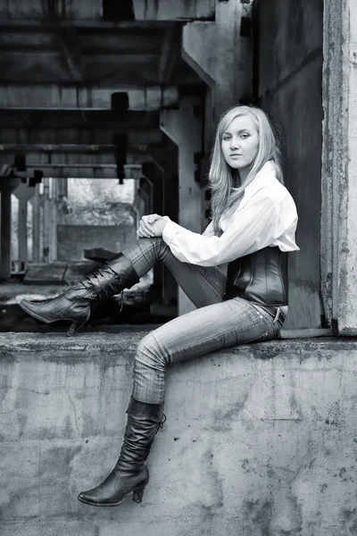 Femme assise à l'extérieur — Photo