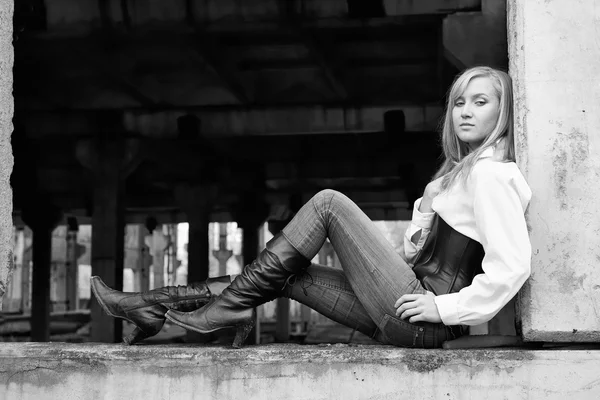 Woman sitting outdoors — Stock Photo, Image