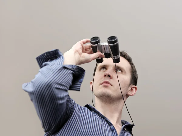 Hombre con poco vidrio de campo — Foto de Stock