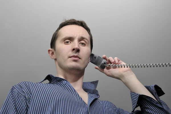 Человек разговаривает по телефону — стоковое фото