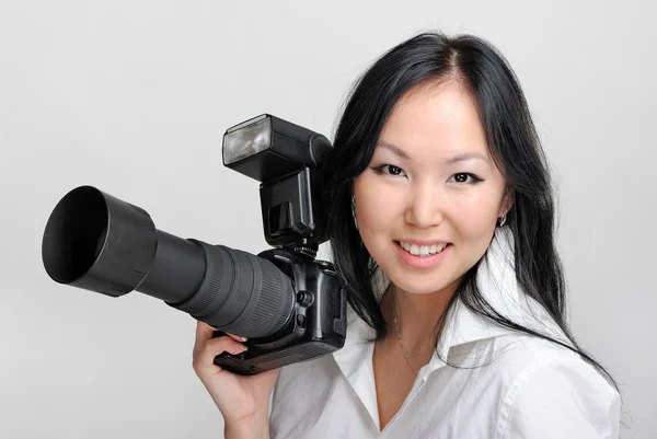Piękny uśmiech azjatycki kobieta z aparatem fotograficznym — Zdjęcie stockowe
