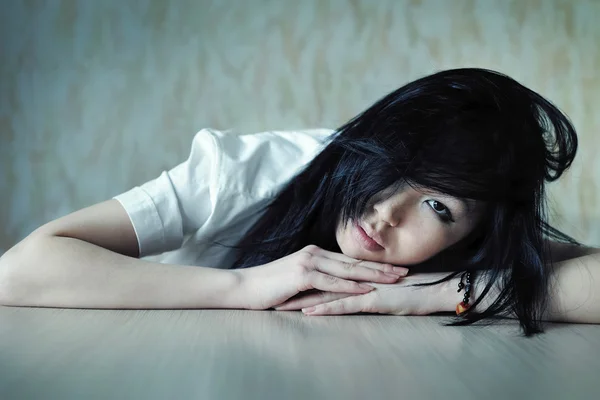 Asijská dívka odpočinku na stůl — Stock fotografie