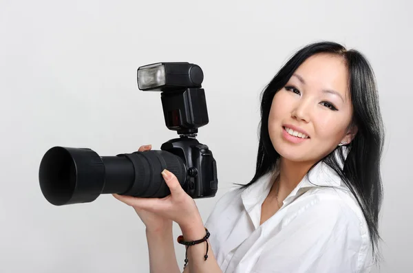 Mujer asiática con cámara de fotos en sus manos —  Fotos de Stock