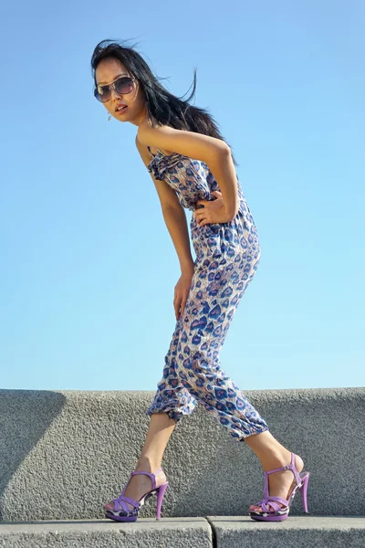 Asian woman in sunglasses — Stock Photo, Image