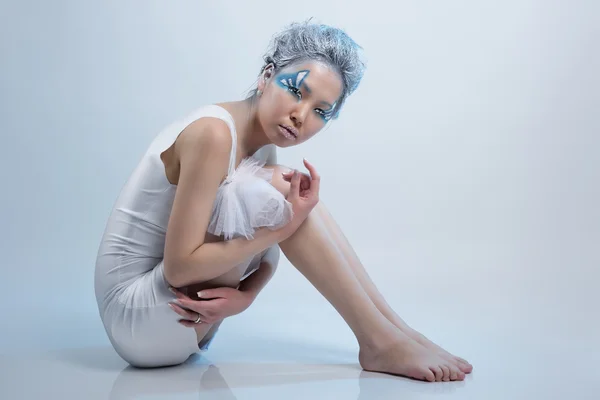 Hermosa mujer en vestido blanco — Foto de Stock