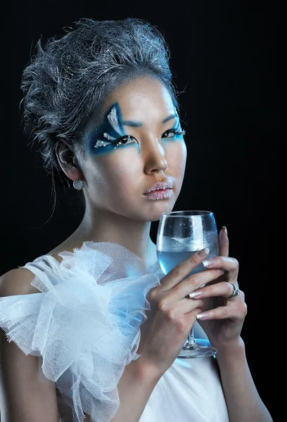 Retrato de mulher com maquiagem criativa e vinho — Fotografia de Stock