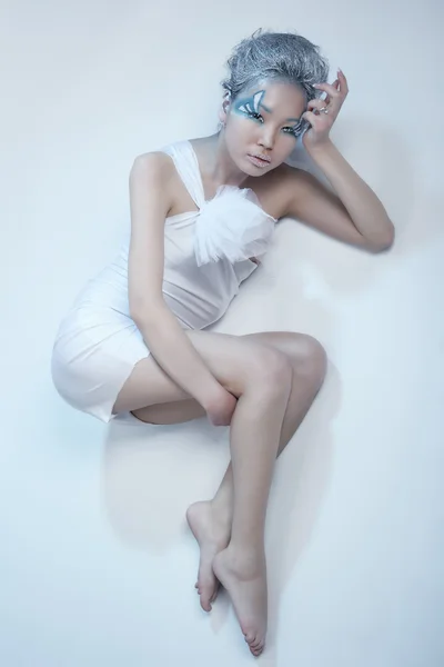 Beyaz elbiseli güzel kadın. — Stok fotoğraf