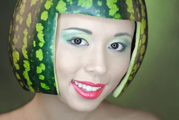 Mulher bonita com melancia na cabeça — Fotografia de Stock