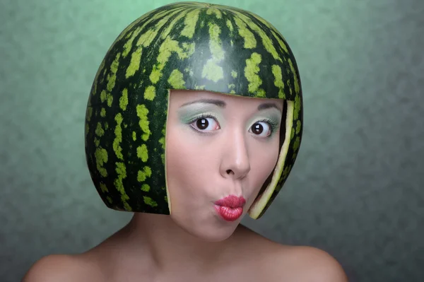 Frau mit Wassermelone — Stockfoto