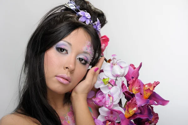 Nahaufnahme Porträt eines asiatischen Mädchens mit Blumen — Stockfoto