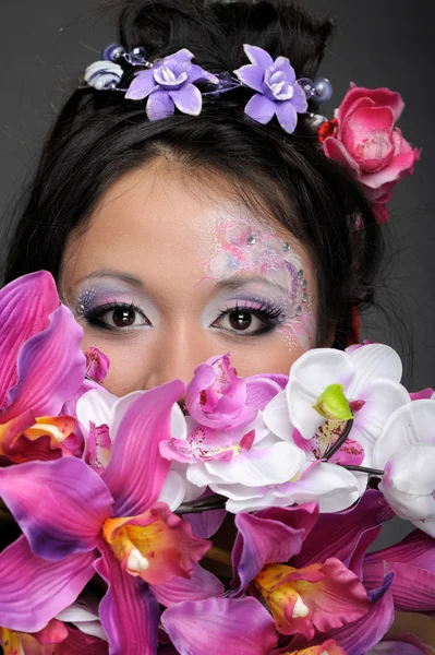 Close-up retrato de menina asiática com flores — Fotografia de Stock