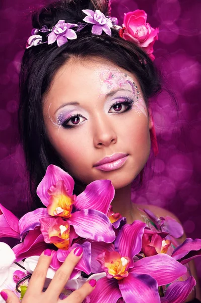 Close-up retrato de menina asiática com flores — Fotografia de Stock
