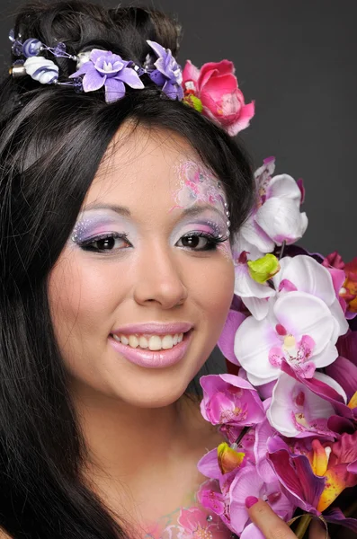 Retrato de chica belleza asiática con flores — Foto de Stock