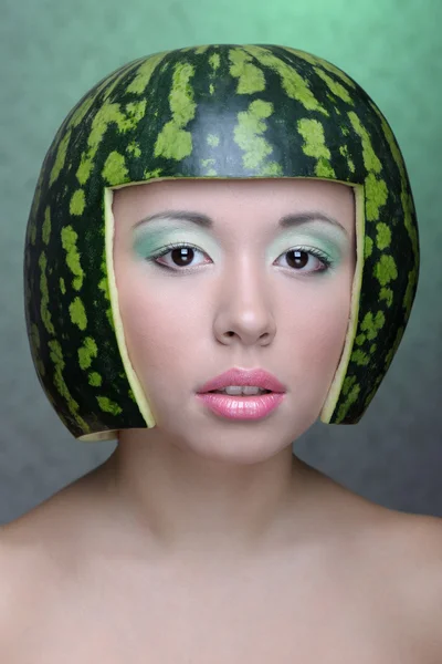 Frau mit Wassermelone — Stockfoto