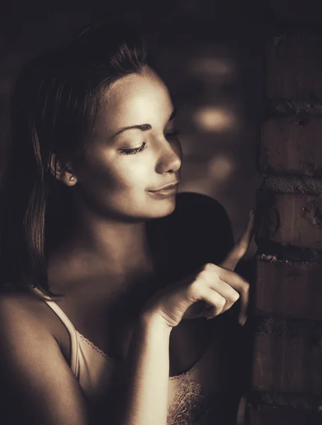 Woman touch brick — Stock Photo, Image