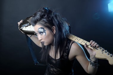 kadın rockstar gitar ile