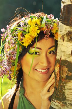 kadın başına çelenk ile