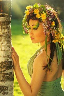 Asyalı kadın ile çelenk