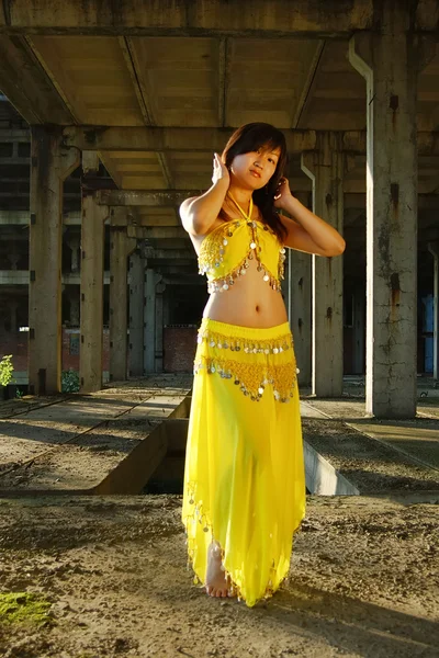 Mooi meisje dansen in Indiase jurk — Stockfoto