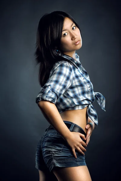 Asiatische Frau im Hemd — Stockfoto