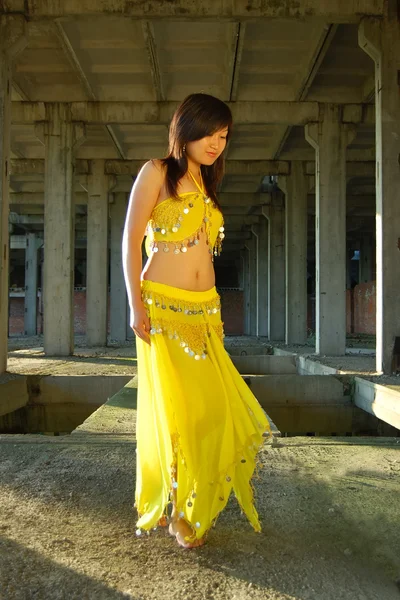 인도 복장에서 무용 하는 예쁜 여자 — 스톡 사진