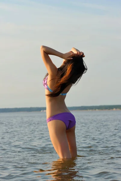 Bella ragazza asiatica in bikini — Foto Stock