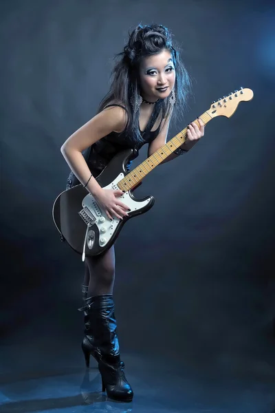 Donna con chitarra — Foto Stock