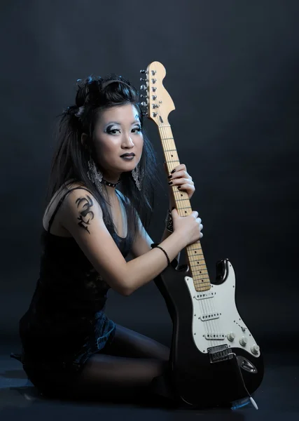 Donna rock con chitarra — Foto Stock