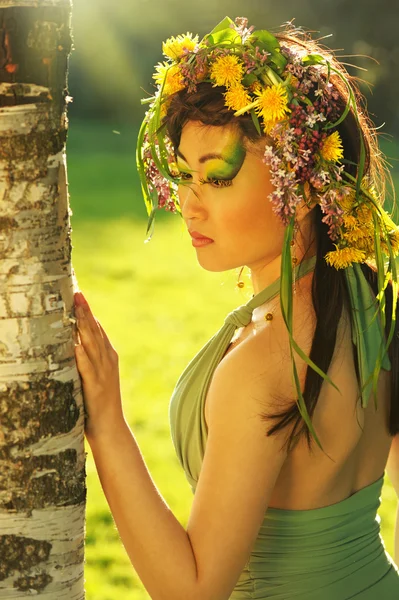 Asyalı kadın ile çelenk