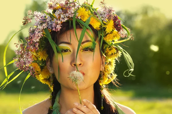 Asyalı kadın ile çelenk