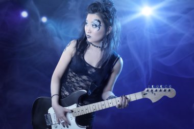 kadın rock gitar ile